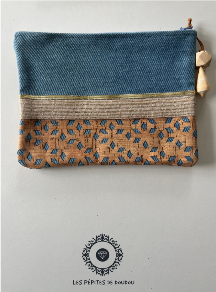 pochette avec fermeture éclaire sur fond blanc jean liège et paillette dorée breloque bois et coquillage