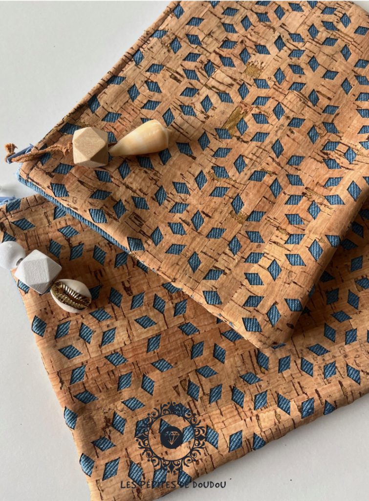 pochette avec fermeture éclaire sur fond blanc jean liège et paillette dorée breloque bois et coquillage