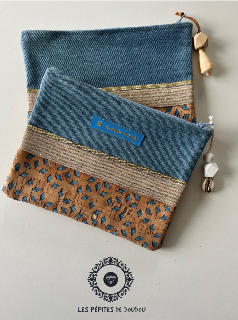 pochette avec fermeture éclaire sur fond blanc jean liège et paillette dorée breloque bois et coquillage