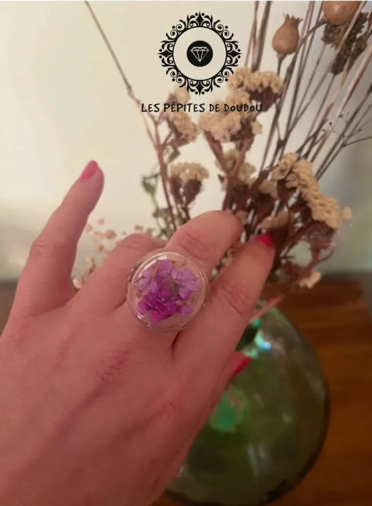 Bague Bulle de Printemps en verre portée Gros Rond